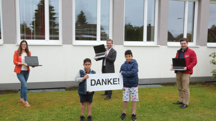 „Ein Beitrag zu mehr Chancengleichheit“: Mag. Dieter Jandl (Mitte) bei der
Spendenübergabe an die Schüler und Mag. Ernst Sandriesser sowie Mag. a Roberta
Striedinger von der Caritas